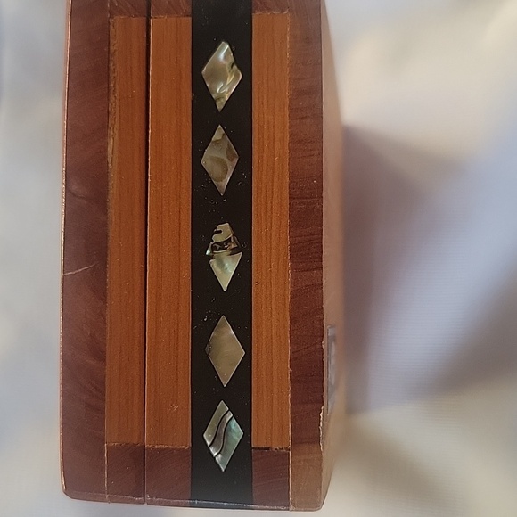 Artel La Paz Wooden Box with Mother of Pearl Inlaid Bird Design - Picture 3 of 11